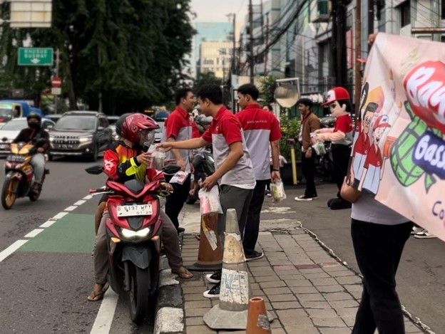 Pembagian Takjil JNE
