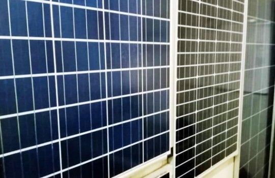 Implementasi Panel Surya di Sektor Komersial dan Industri untuk Transformasi Energi