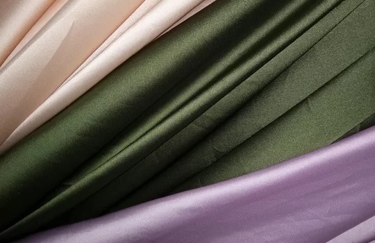 Kelebihan dan Kekurangan Bahan Armani Silk yang Perlu Kamu Tahu
